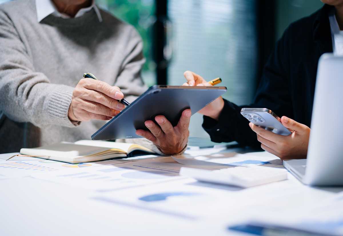 Assuring Performance of Critical Apps for Global Law Firms